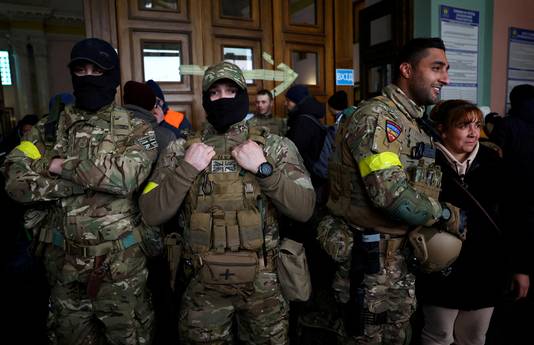 Ben Grant (rechts) en andere Britse militairen in het Oekraïense Lviv in maart.