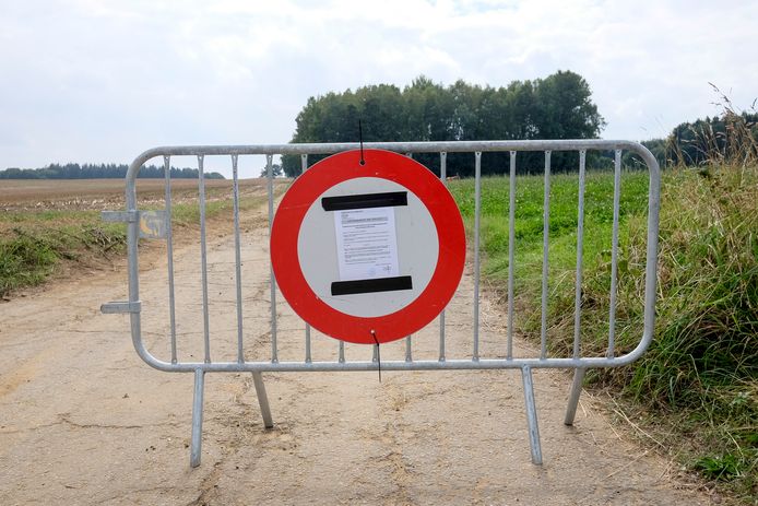 Om de ziekte in bedwang te houden is in de provincie Luxemburg een zone van 63 vierkante kilometer enkel nog toegankelijk voor degenen die kadavers van everzwijnen moeten opsporen en ophalen.