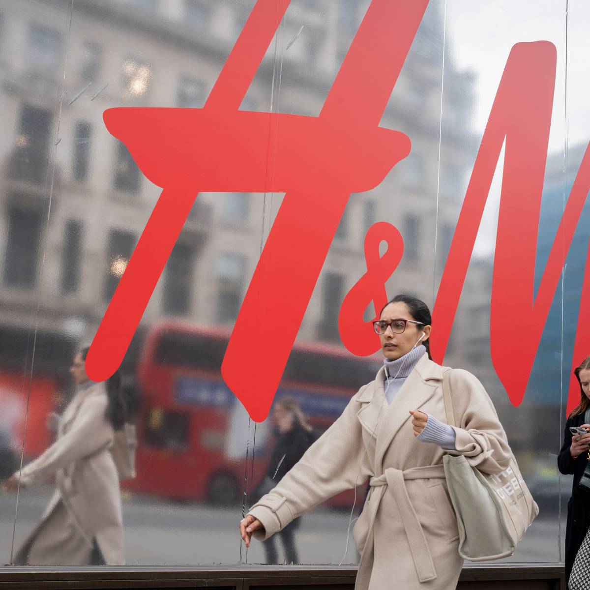 Stop alsjeblieft met ons dit op te sturen. Hier komt de oude kleding echt terecht die H M van je inzamelt Nina hln.be