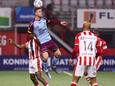Jelle Goselink wint een luchtduel tegen TOP Oss.