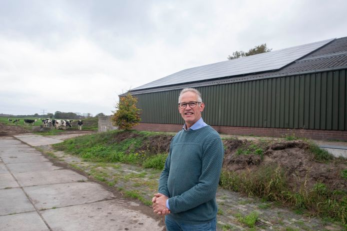 Boer Jan Dasselaar bij zijn bedrijf aan de Loomsweg in Hoge Hexel, waar hij een windmolen van 38 meter wil plaatsen.