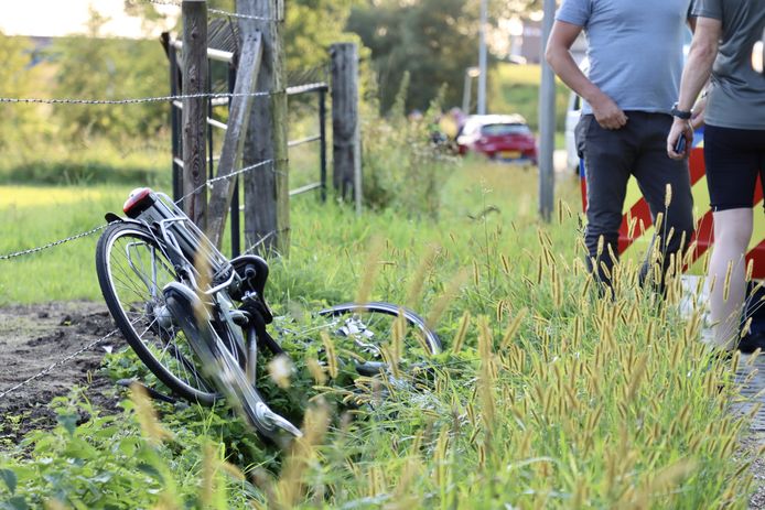 De fiets is door de aanrijding doormidden gebroken.