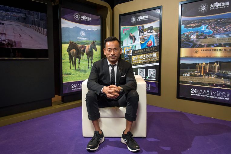 Alvin Chau, oprichter van Suncity, poseert in het Venetiëhotel in Macau in 2017.  Beeld David Paul Morris / Getty Images