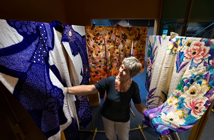 Curator Linda Hanssen op de tentoonstelling rond kimono's in het Weverijmuseum in Geldrop.