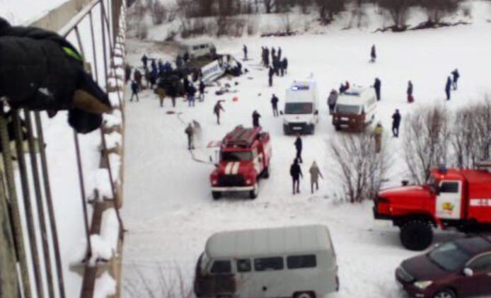 Toeristenbus stort naar beneden in Siberië.