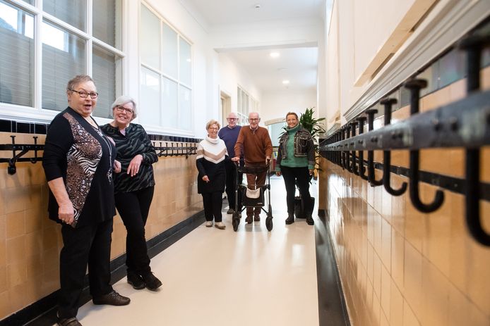 Raamsdonk - Sjef Verschure (midden achter) bezocht in 2019 'zijn' gerestaureerde Leogebouw.
