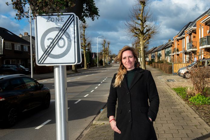 Bewoner van de Loenenseweg Chrissie-Jane Hissink ziet het regelmatig bijna misgaan op de weg voor haar huis. Ze vraagt ze daarom af waarom de gemeente Brummen de maximumsnelheid in Eerbeek niet heeft verlaagd.