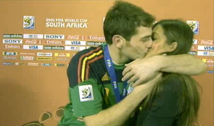 Casillas met een zoen voor zijn lief Sara Carbonero tijdens een live-interview na de gewonnen WK-finale in Zuid-Afrika.