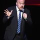 Louis C.K. verrast met eerste optreden na #MeToo-schandaal – en niet iedereen is daar blij mee
