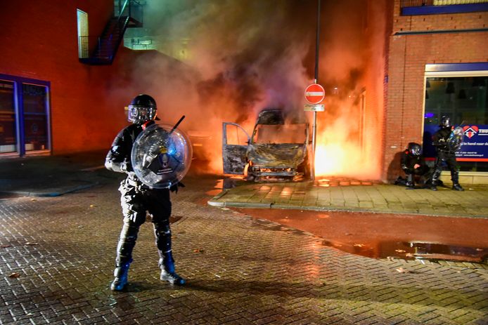 Opnieuw rellen tegen avondklok in Rotterdam maandagavond.