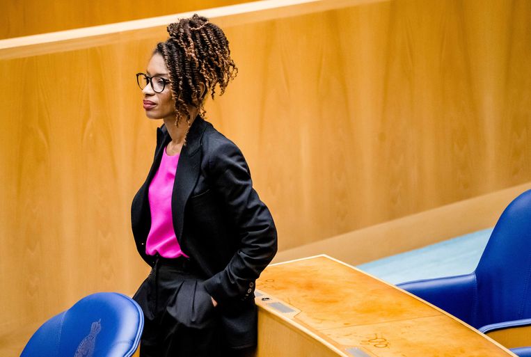 Sylvana Simons (Bij1) in de Tweede Kamer op het Binnenhof begin juli.  Beeld ANP