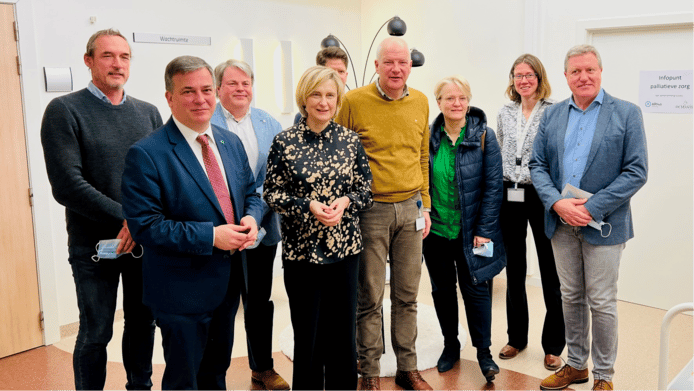 Minister Hilde Crevits bracht een bezoek aan de palliatieve site aan de Rondekomstraat.