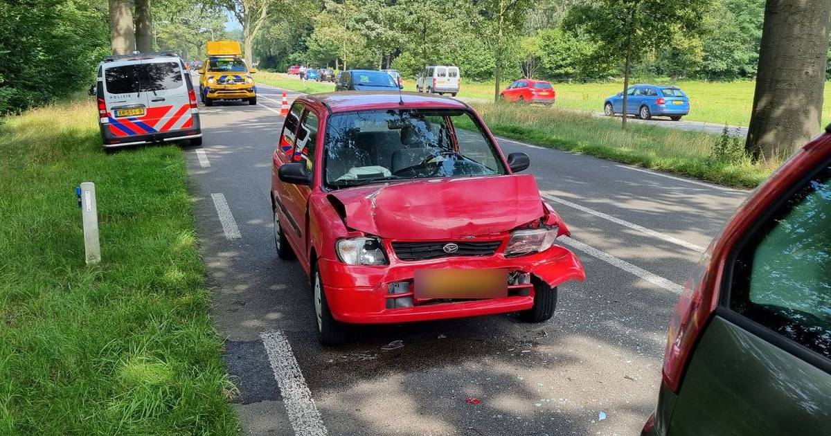Kopstaartbotsing tussen Winterswijk en Groenlo: vrouw naar ziekenhuis, verkeer wordt over parallelweg geleid.