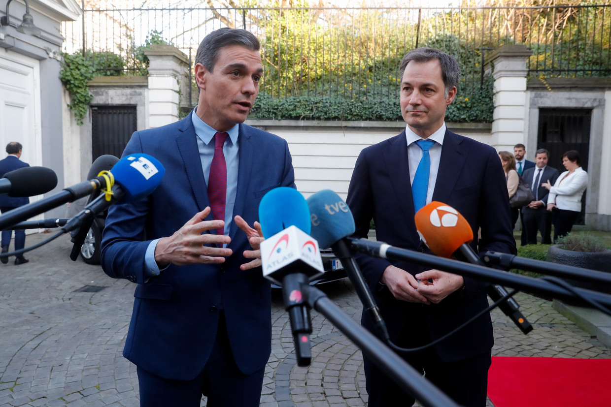 Premier Alexander De Croo (Open Vld) en Spaans premier Pedro Sánchez. Binnen Europa zijn vooral de zuiderse lidstaten gebrand op een snel akkoord over de hoge energieprijzen.  Beeld ANP / EPA