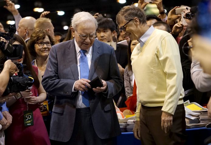 Warren Buffett (L) en Bill Gates .