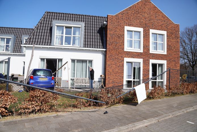 Rondom het complex stond een hek, waar de automobilist ook doorheen is gereden