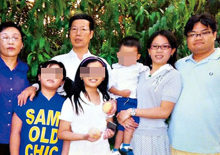 Zhang Gaoli met zijn vrouw Kang Jie, zijn adoptiedochter Zhang Xiaoyan, haar echtgenoot Li Shengpo en hun kinderen. Beeld RV