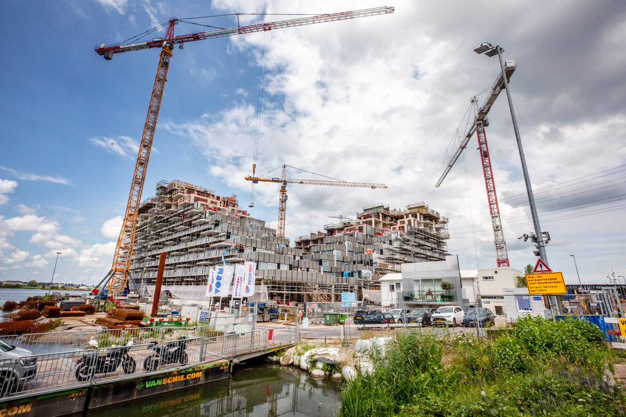 Op IJburg, een Amsterdamse wijk, wordt volop gebouwd. Volgens de makelaarsvereniging NVM was de stijging van de huizenprijzen in het tweede kwartaal van 2021 de grootste sinds 1995, het eerste jaar dat zij die cijfers bijhield.  Beeld Raymond Rutting / de Volkskrant