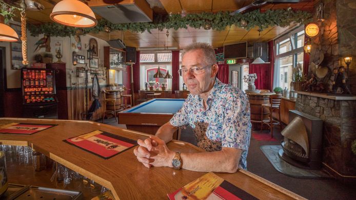 Ad Linders van café Zeelandia is de laatste kroegbaas van Hansweert. Eind dit jaar sluit de zaak.