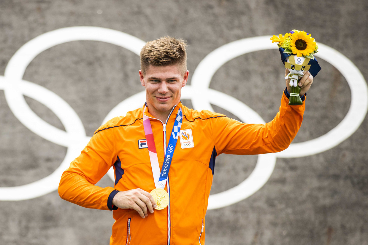 Olympisch kampioen Niek Kimmann op het erepodium met de gouden medaille om zijn nek, na een voorbereiding waarin hij een forse knieblessure opliep en een chaotische slotdag. Beeld ANP