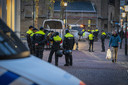 De politie en Mobiele Eenheid trokken donderdagmiddag naar het stadhuis van Zwolle. Een groep betogers eiste daar een gesprek met burgemeester Peter Snijders.