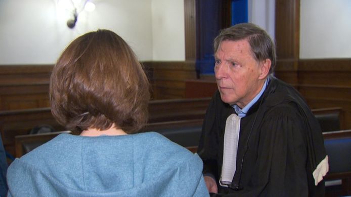 Image d'archive de 2019: Nathalie Huygens à côté de son avocat, Jef Vermassen.