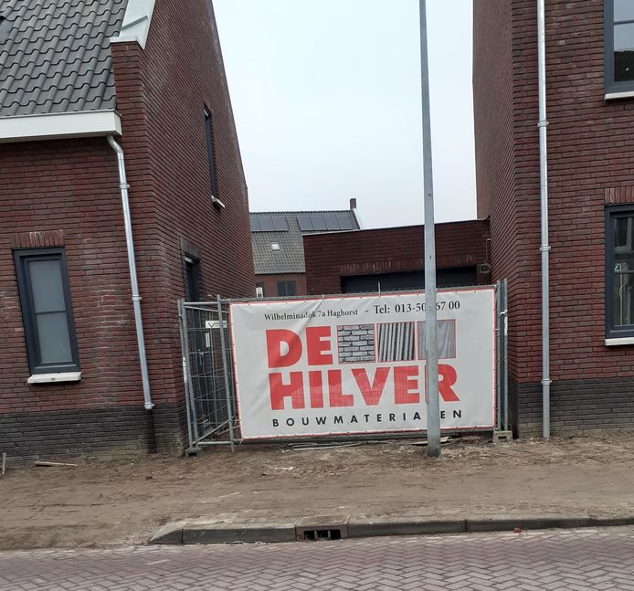 Lantaarnpaal en rioolputje lijken aan de Schoolstraat in Moergestel niet secuur gepland