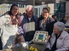Taart voor de Appelgaard en oud-burgemeester Ton Jansen opent Zinder-expo