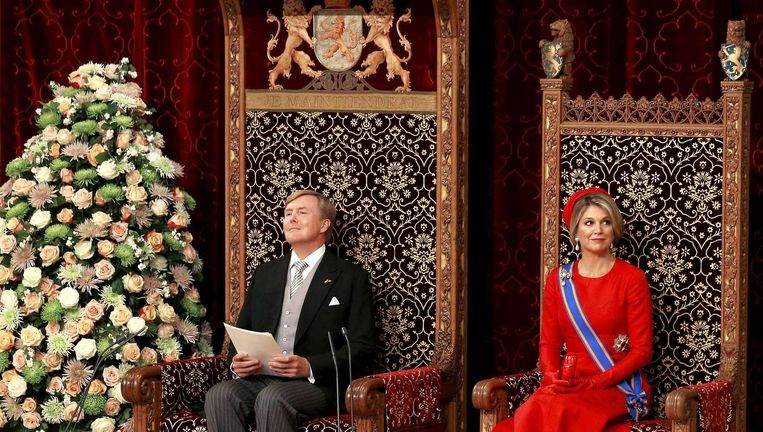 Koning Willem-Alexander en zijn vrouw, Koningin Maxima, op de troon in de Ridderzaal op Prinsjesdag. Beeld BELGA