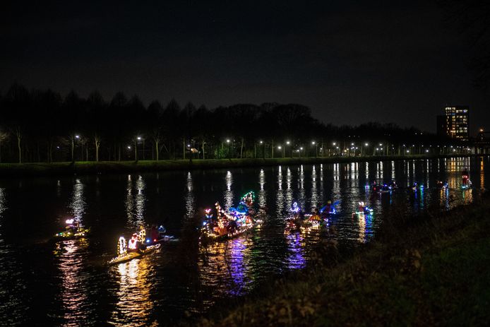 Versierde kano's van De Batavier bij het Maas-Waalkanaal.