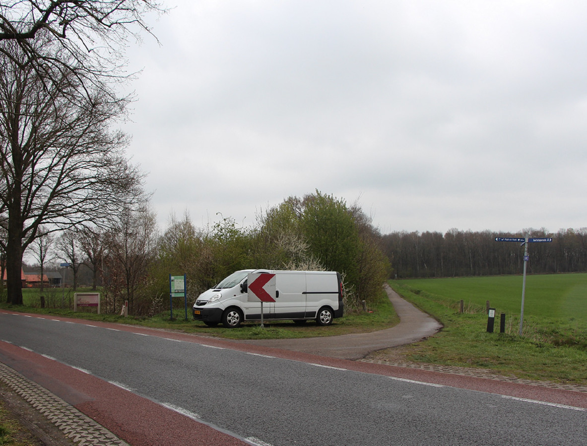 De aan het begin van de Kloppendiek geparkeerde bedrijfsbus van de Groninger.