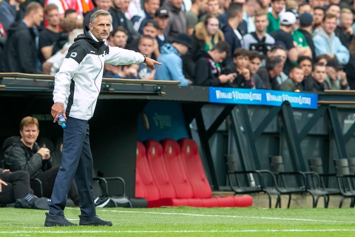 Druk coachend langs de lijn in de Kuip, trainer Kees van Wonderen. GA Eagles weerde zich kranig tegen Feyenoord, maar wacht nog op de eerste punten in de eredivisie.