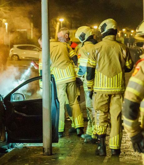 Buren alarmeren brandweer als in De Meern de vlammen uit een auto slaan