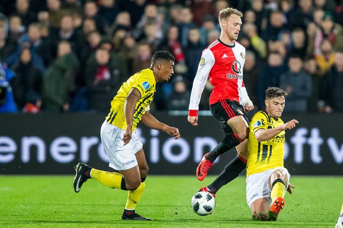 De twee doelpuntenmakers bij Feyenoord-VVV op een foto. Damian van Bruggen (rechts), maakte de 1-1 in De Kuip.