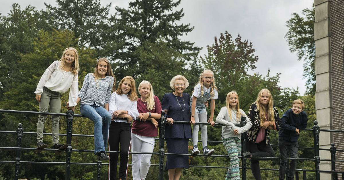 Koninklijke Kleinkinderen Met Jarige Oma Op De Brug, Maar Wie Is Wie? |  Binnenland | Gelderlander.Nl