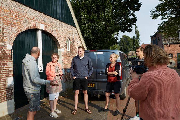 Schuttersfeesten Diepenheim gaan niet door ivm corona. Maar de leden van Krieties, het cabaretonderdeel op de zondagmorgen, laten het er niet bij zitten. Ze maken een film die straks tijdens het feestweekend vertoond wordt. V.l.n.r. Wieger de Boer, Joke van Egteren, Thijs Elderink, Inge Schreurs, Gidayu Kleinmeulman en Loes van Hall. Niet op de foto: Larna Bijlsma, Huub Morsink en René Oplaat.