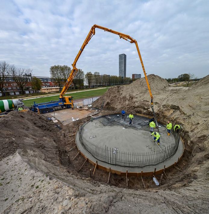 De fundering voor de toren van het Spoorpark.
