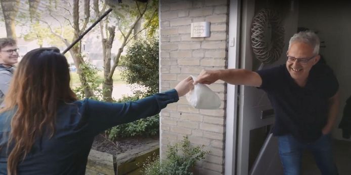 Appelflappen voor docent Latijn op Gymnasium Beekvliet Arno Essens. Oud-leerling Esmee Scholte uit Den Bosch bedankt hem op deze manier voor wat hij voor haar heeft betekent. Het beeld is afkomstig uit een van de ‘taartvideo's’ die hogeschool Fontys liet maken om het imago van het vak van leraar op te krikken.
