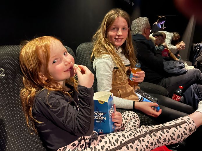 Rachel en Chloë met popcorn in de bioscoop.