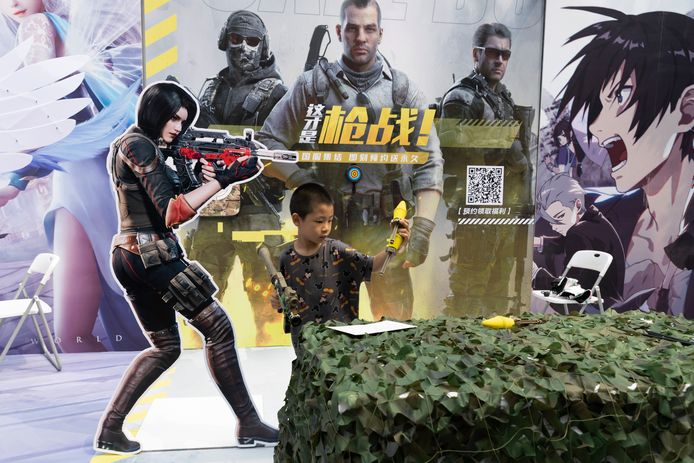 Un enfant joue avec un pistolet jouet lors d'une promotion pour les jeux en ligne à Pékin, le samedi 29 août 2020. La Chine interdit aux enfants de jouer à des jeux en ligne pendant plus de trois heures par semaine, la restriction la plus sévère jusqu'à présent pour l'industrie du jeu, alors que les régulateurs chinois continuent de sévir dans le secteur technologique.