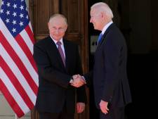 Biden et Poutine se serrent la main avant le début de leur sommet à Genève