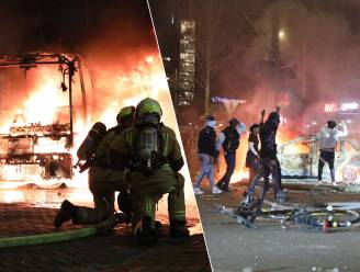 Hevige rellen in Den Haag: relschoppers gaan elkaar te lijf met stokken, steken politieauto’s in brand en bekogelen agenten met stenen