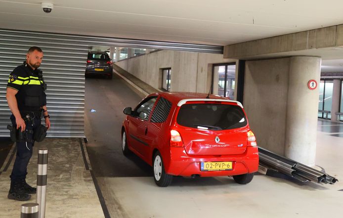 In parkeergarage St-Jan ziet een agent hoe auto's na een urenlange storing een geforceerd rolluik passeren.