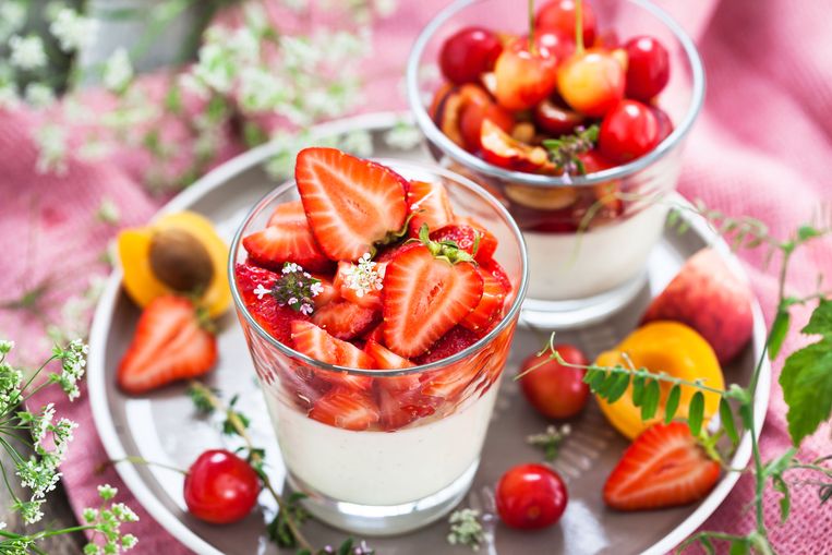 Delicious Italian dessert Panna Cotta with fresh summer strawberries Beeld Getty Images