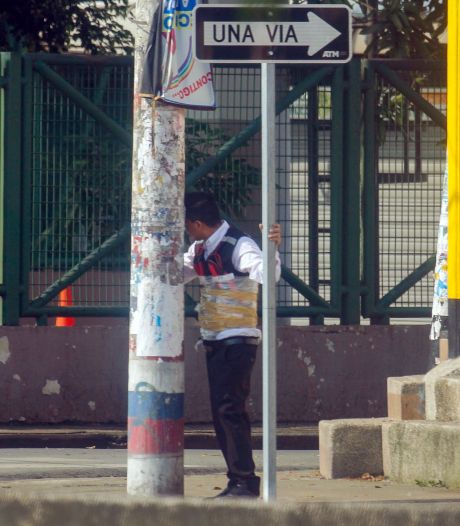 Un agent de sécurité avec des explosifs scotchés autour de son buste secouru par la police en Équateur