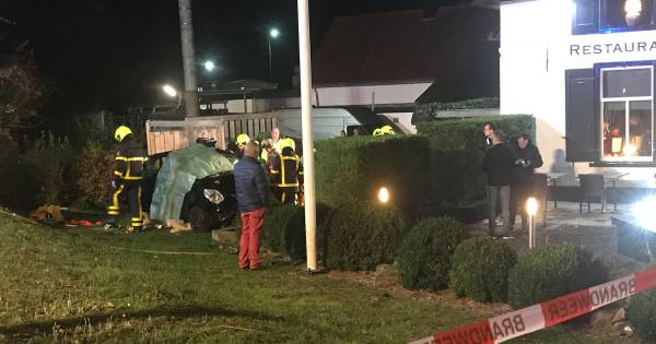 Auto belandt op terras van restaurant na ernstig ongeluk in Meteren