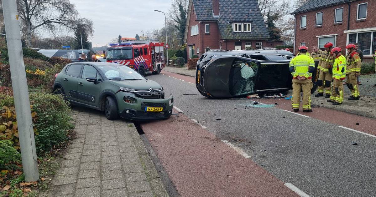 Auto belandt in berm na botsing in Loon op Zand, inzittende naar het ziekenhuis.