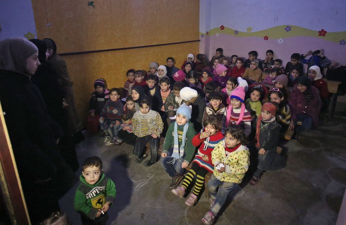 Een groep gevluchte Syrische kinderen in een kelder in Arbin.