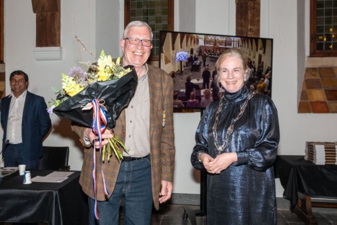 Harrij Hissink en burgemeester Annemiek Vermeulen. Hissink werd maandag benoemd tot lid in De Orde van Oranje-Nassau.