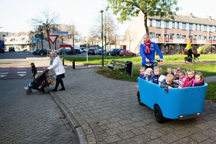 Kinderen van kindercentrum de Beun in Houten in de Stint met aan het stuur Edwin Renzen.